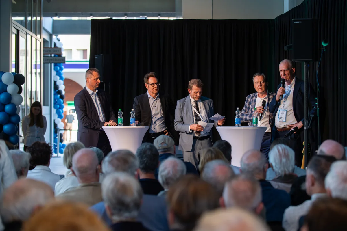 Man sieht Teilnehmer einer Podiumsdiskussion.